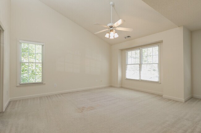 Building Photo - Beautiful home with Open Floor plan !!