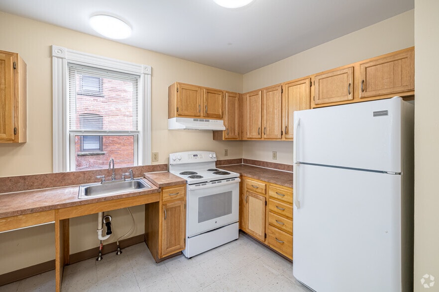 2BR, 1BA - Kitchen - Brick Hollow