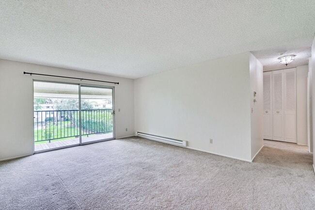Building Photo - Top Floor Unit - Balcony - Elevator Access - Community Pool & Tennis Court