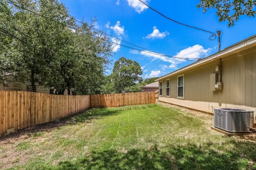 Building Photo - 1125 Hidden Creek Dr