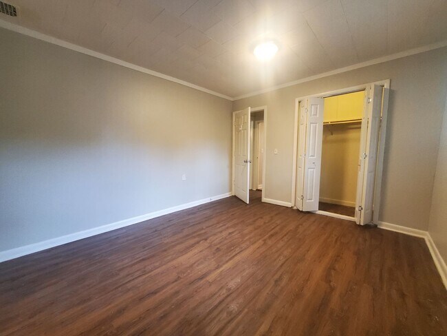 Building Photo - 3 Bedroom 2 Bath House
