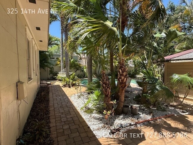 Building Photo - 325 14th Ave NE