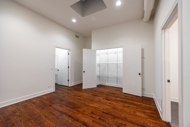 Building Photo - 2500 W Chicago Ave