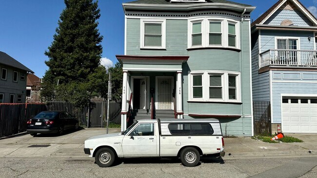 Building Photo - Spacious Upper Unit of a Duplex in Downtown Oakland w/ Shared Yard