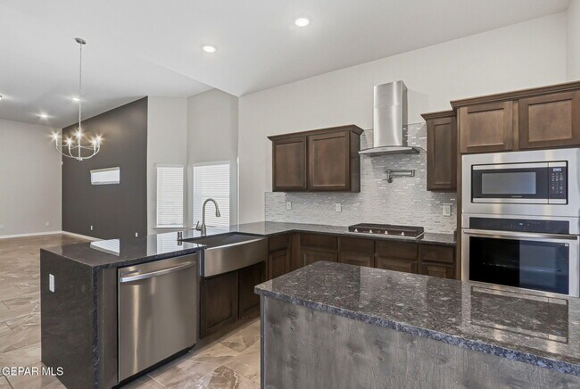 Building Photo - 928 Keenland Ave