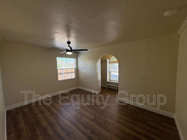 Building Photo - 1085 E Academy Ave