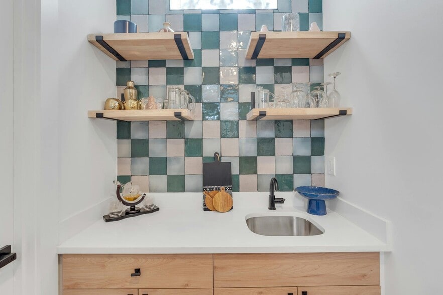 Building Photo - 71 Mission St