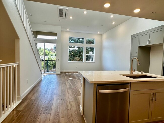 Building Photo - New Luxury Townhouse in Saratoga