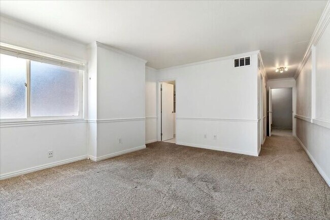 Building Photo - FOOTHILL 3 bed 2 bath Condo with Pool