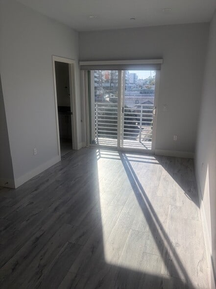 Building Photo - 14033 Riverside Dr