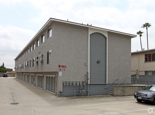 Building Photo - 9160 Huntington Dr