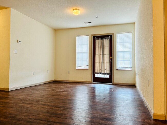 Building Photo - 913 Westridge Dr