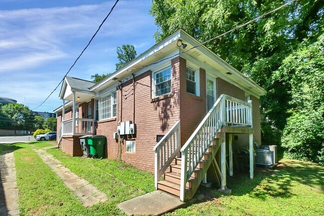 Building Photo - 2BD/1BA Duplex in Southend