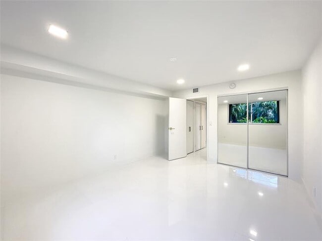 Building Photo - 20329 W Country Club Dr