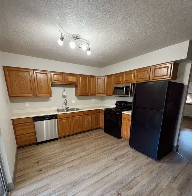 Building Photo - 204 W Mockingbird Ln