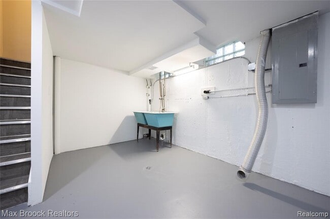 Building Photo - 6695 Lahser Rd