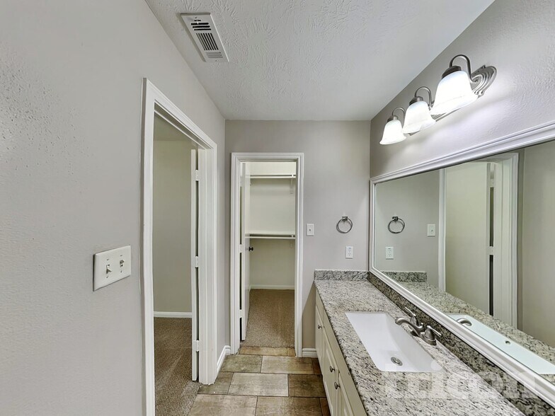 Building Photo - 16229 Summerset Estates Blvd