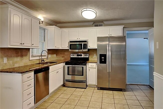 Building Photo - 2406 Southern Oak Dr SW