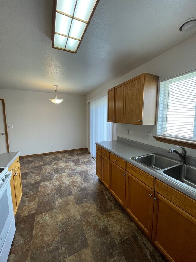 Building Photo - 1308/1310 W Lakeside Dr