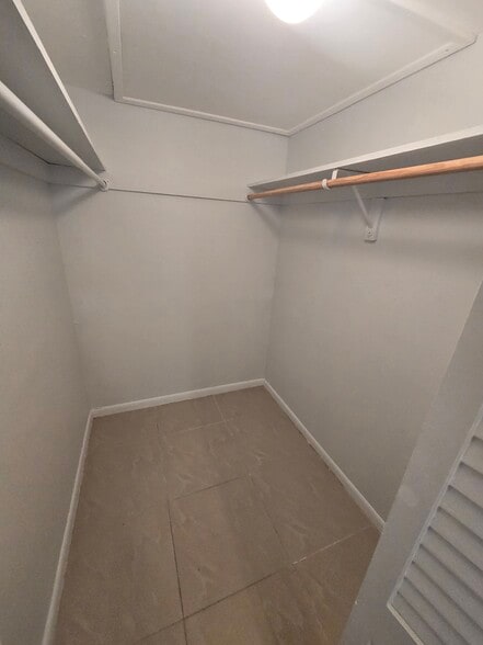 bed room closet - 490 SE 19th Ave