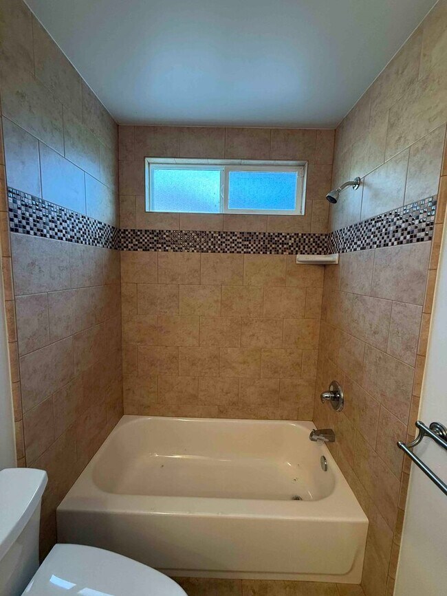 Building Photo - Great 3 Bedroom Walking Distance to American River