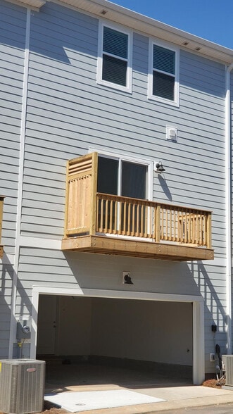 Building Photo - Room in Townhome on Tears Ln