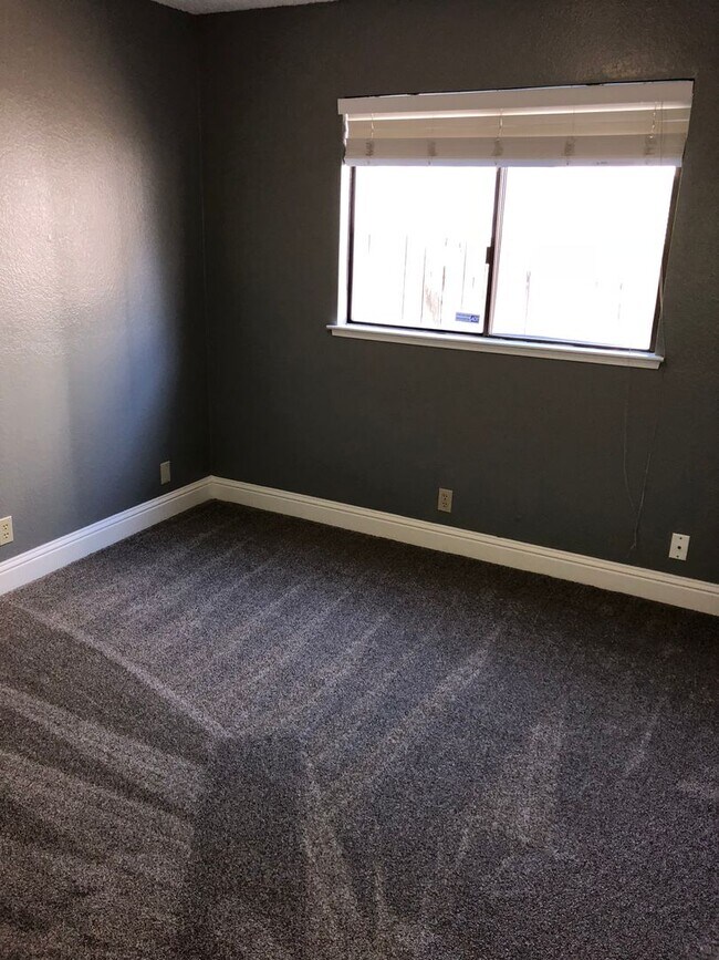 Building Photo - 1409 Elm St