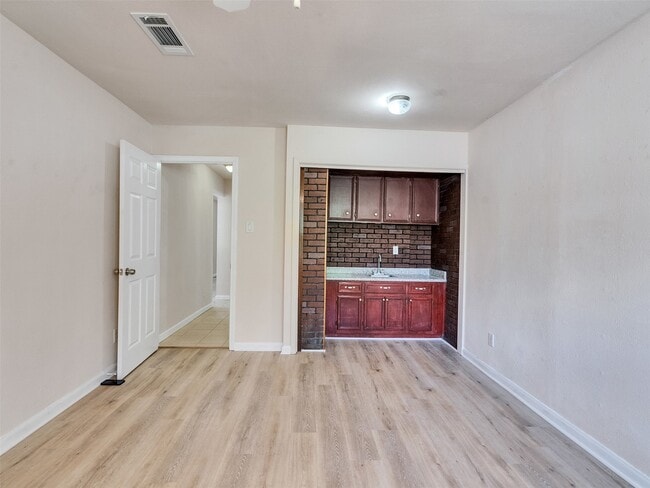 Building Photo - 11927 6th St