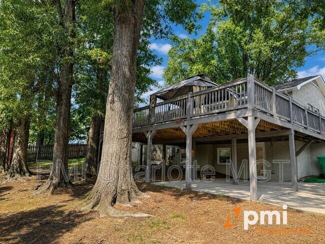 Building Photo - 1140 Bevis Dr