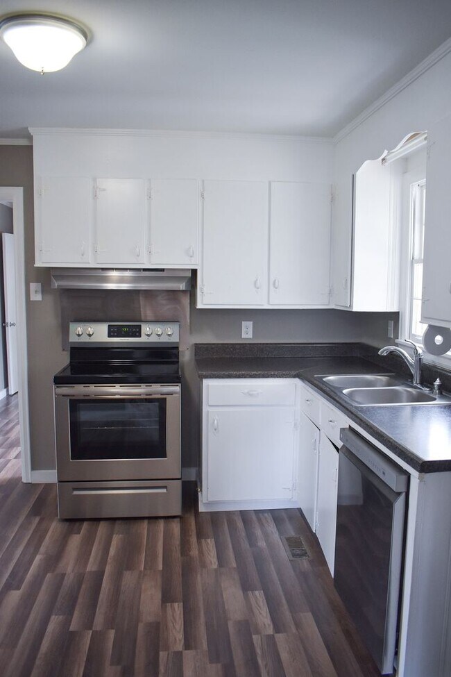 Building Photo - Renovated 3 Bed 1.5 Bath with Carport in Lewisburg