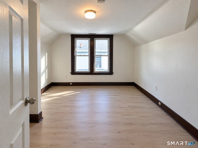 Building Photo - 19 1st St