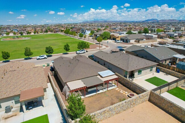 Building Photo - Beautiful East side House 3 bed-2.5 baths in front of Park