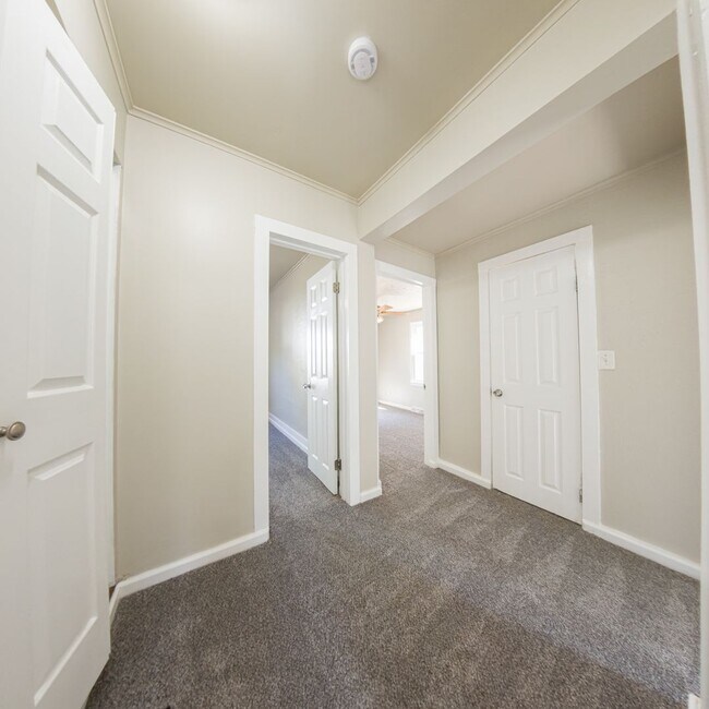 Building Photo - 3 Bedroom 1 Bathroom with Bonus Room