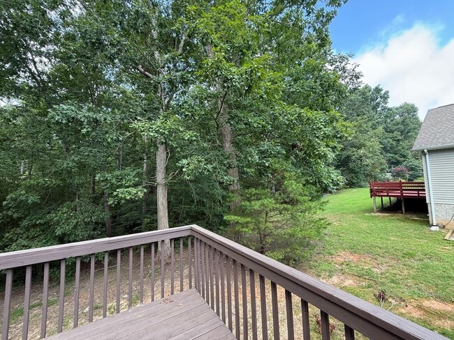 Building Photo - Spacious 3 Bedroom, 2 Bath Home with Garag...