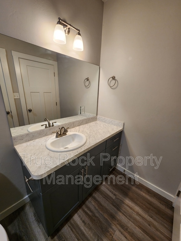 Building Photo - 417 E 13th St