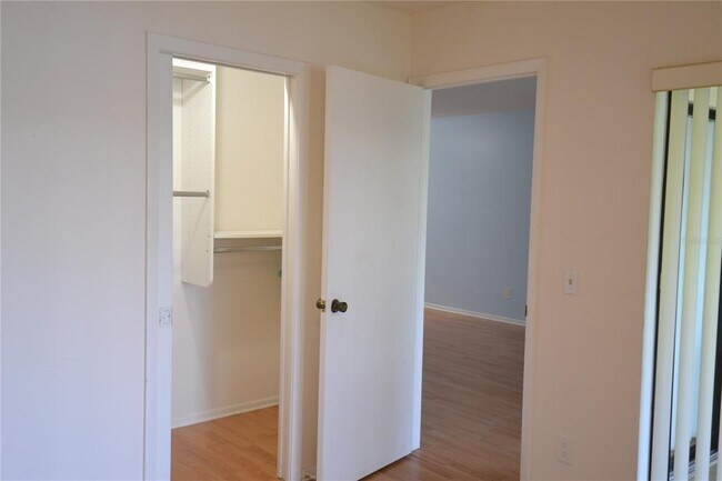 Building Photo - 209 Woodlake Wynde