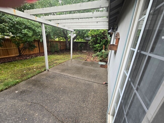 Building Photo - 3 bed 2 bath Home for Rent in Grants Pass