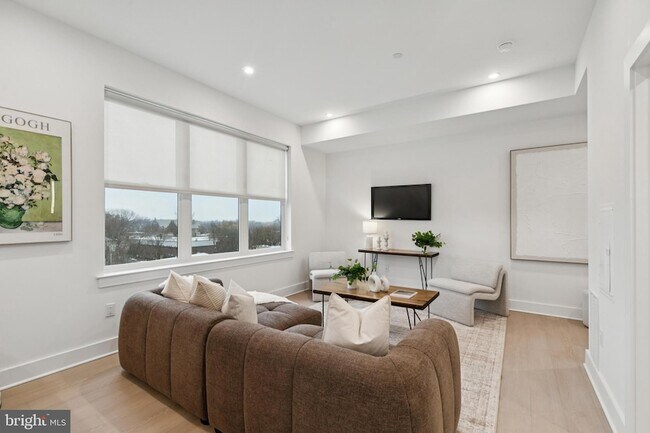 Building Photo - 30 W Allens Ln