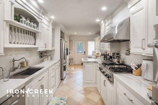 Building Photo - 515 Crowfields Ln