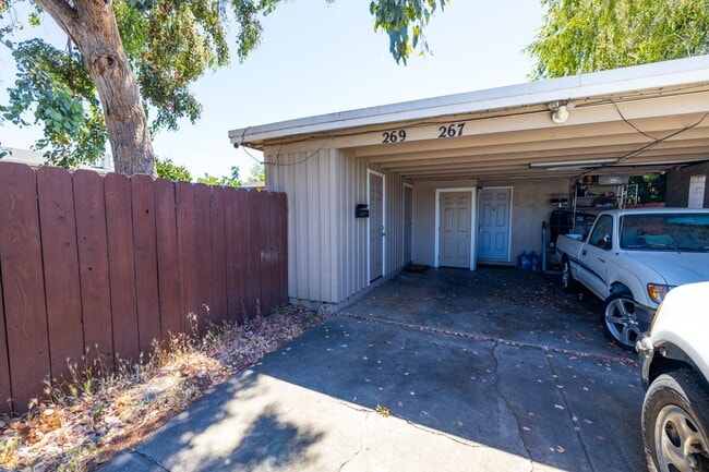 Building Photo - Beautifully updated 2 Bedroom Near Downtown!