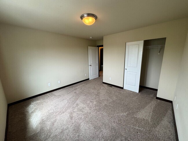 Building Photo - Gorgeous Mount Vernon Home 3 bedroom 2.5 Bathroom