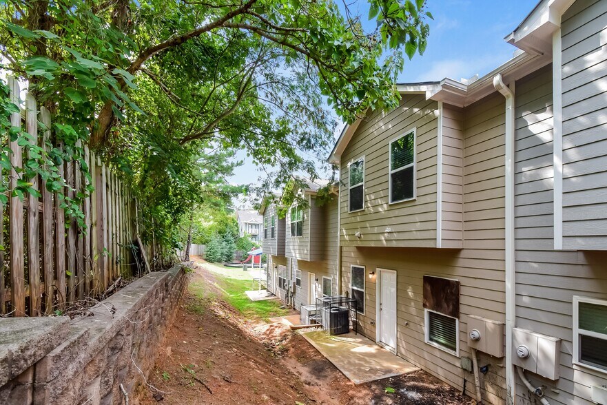Building Photo - 606 Highwood Ln