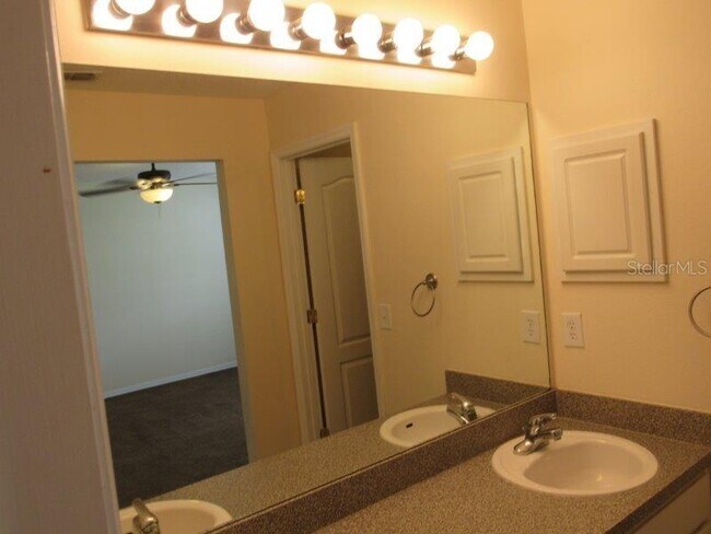 Building Photo - 926 Cork Oak Ln