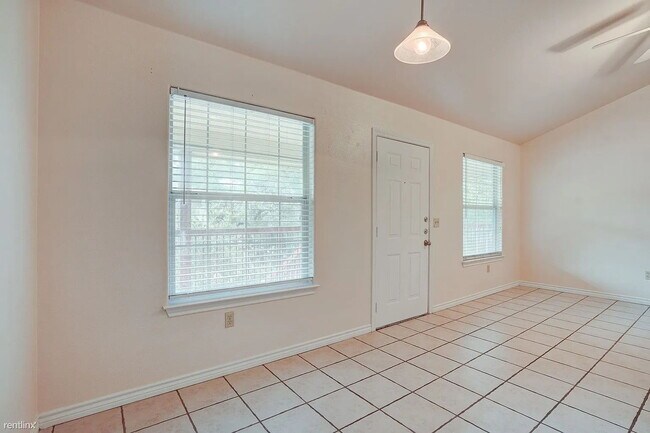 Building Photo - "Cozy 1-Bedroom Retreat in San Marcos – Perfectly Sized at 651 Sq Ft on Burleson Street!"