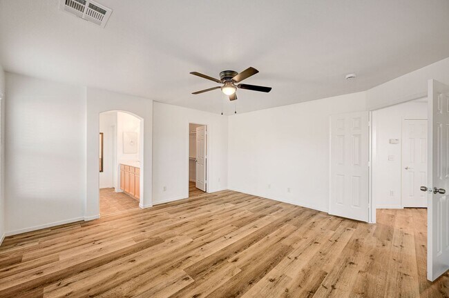 Building Photo - Stunning 4 Bed 2.5 Bath!
