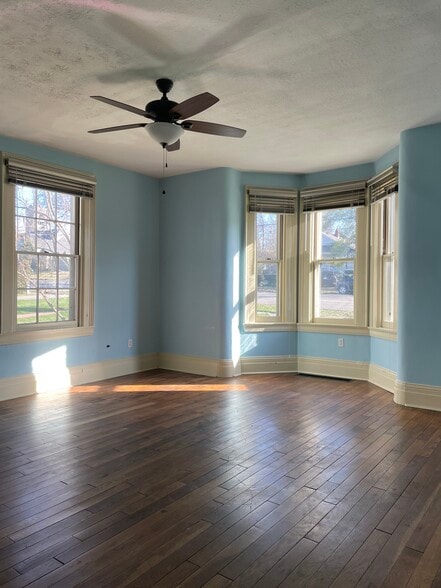 Building Photo - 20 E Sharon Rd