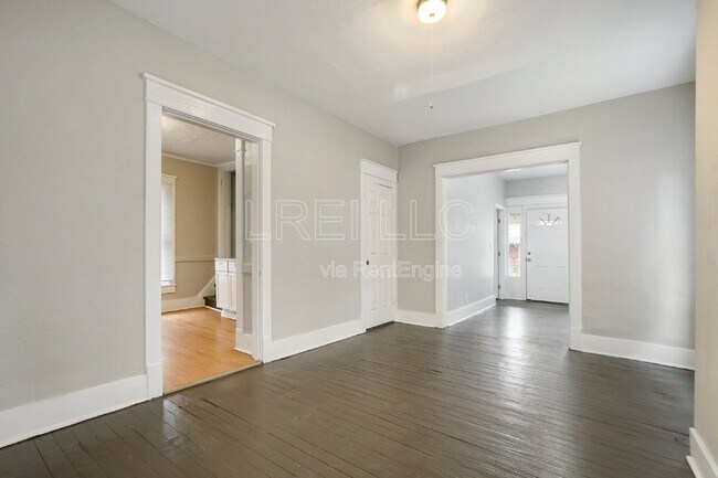 Building Photo - 844 S 33rd St