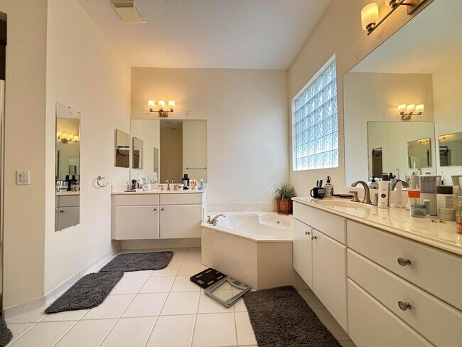 Building Photo - 6532 SE Broadmoor Ln