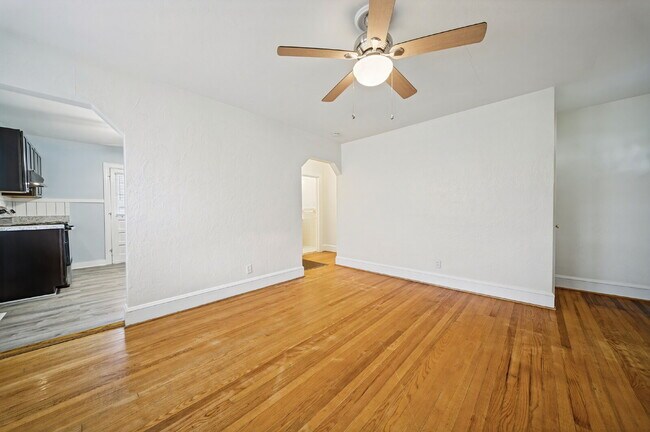 Building Photo - Updated 2-bedroom 1 bath with fenced in yard-PETS allowed-Norfolk