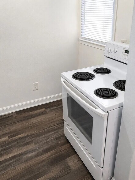 Building Photo - Room in Apartment on Overland Heights